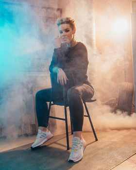 Umetnica Noka Žujo prisega na spomladansko obarvane ZX.