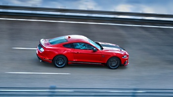 Mustang Mach 1 uvaja aerodinamične prilagoditve in nov hladilni sistem s sestavnimi deli iz sveta dirk za večjo dinamičnost in dosledno vrhunsko delovanje na dirkališču.
