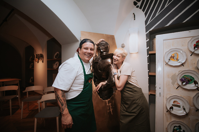 Jorg Zupan in Sara Slekovec, hči Romana Slekovca, avtorja umetniških kosov za restavracijo Breg