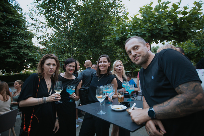 Jure Košir s partnerko Simono Škrobar in prijateljicama