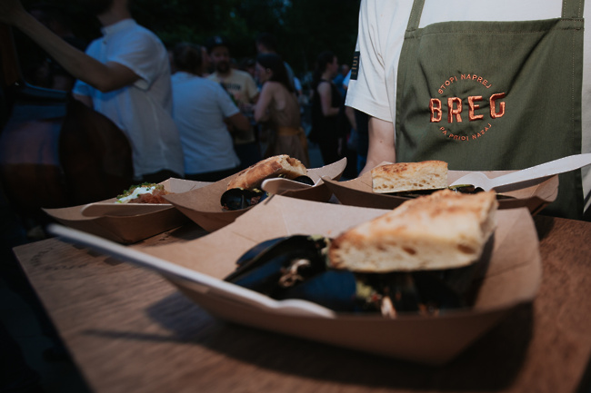 Školjke in focaccia