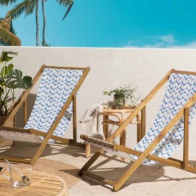 lot-de-2-chiliennes-en-bois-clair-et-tissu-motif-zigzag-bleu-blanc.jpeg