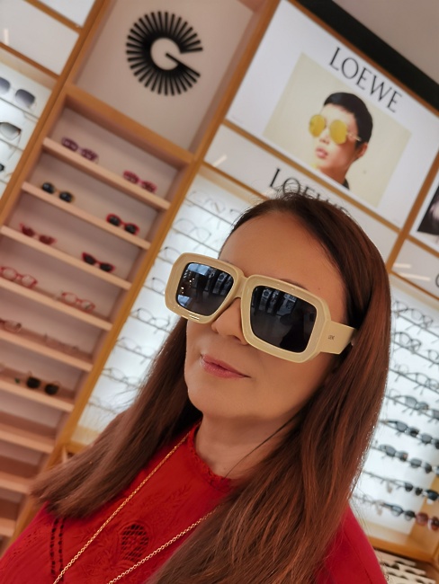 Modna poznavalka in urednica portala CITYLIFE.SI, Pika Zrim, je bila navdušena nad novostjo na slovenskem trgu, znamko Loewe in letošnjim »must have« modelom očal z masivnimi okvirji - Loewe Paula's Ibiza. 