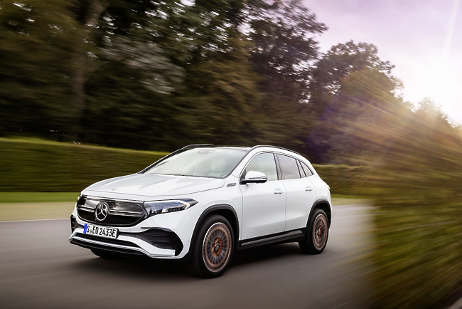 Zanj je značilna motorna maska »Black Panel« in serijski prednji LED-žarometi.