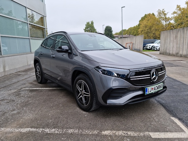 EQA serijsko vključuje aktivni asistent za ohranjanje smeri in aktivni zavorni asistent, ki s samodejnim zaviranjem v številnih situacijah prepreči trk ali zmanjša njegove posledice.