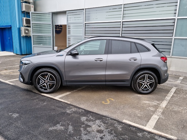 Oblikovna drugačnost od modela, ki ga poganja motor z notranjim izgorevanjem, se nadaljuje tudi v potniški kabini. 