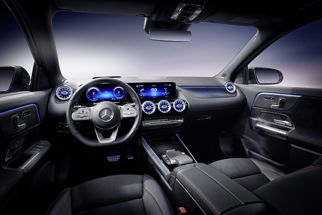 Usnjene sedeže v titanovo sivi barvi poudarjajo vstavki iz blaga v ekskluzivni rožnato zlati barvni shemi. 