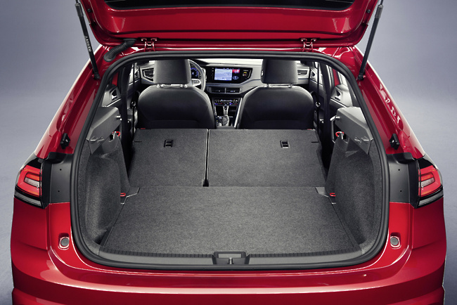 Novi Taigo s polno postavitvijo sedežev kljub svoji kupejevski silhueti skoraj toliko prostora za shranjevanje kot kompaktni SUV T-Cross z vzdolžno pomično zadnjo sedežno klopjo (385 do 455 litrov). 