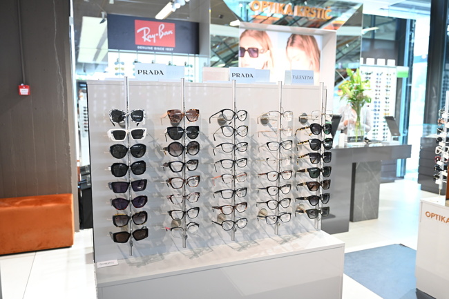 Optika Krstič in predstavitev kolekcije modnih sončnih očal Prada. (foto: Sašo_Radej)