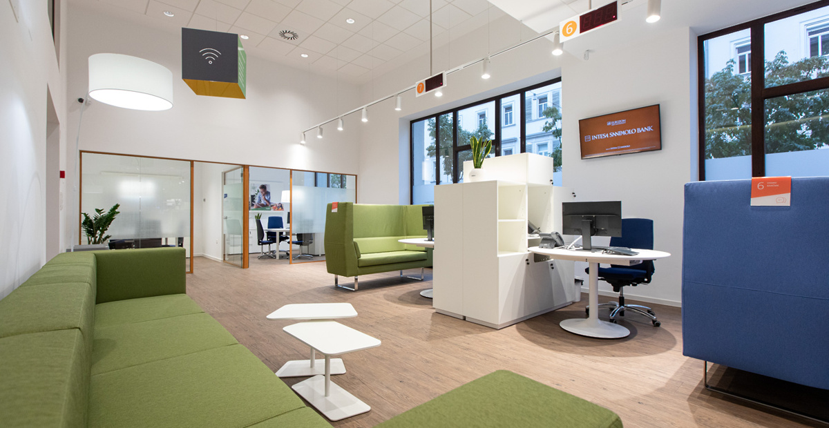 foto1intesa-sanpaolo-bank-prenovljena-poslovalnica-slovenska-v-ljubljani