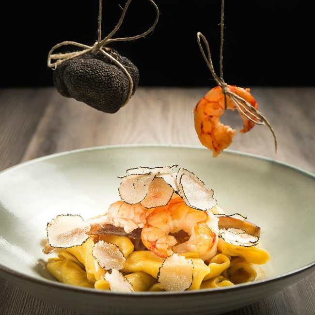 Domače testenine s škampi in tartufi so stalnica Caprine ponudbe.