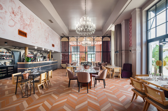 Notranjost restavracije Capra.