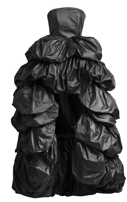 Dramatičnost in glamur v kolekciji H&M Studio pomlad/poletje 2023