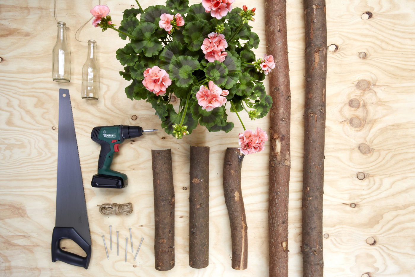 doma narejene lesene lestve z obešenimi steklenicami pelargonij100