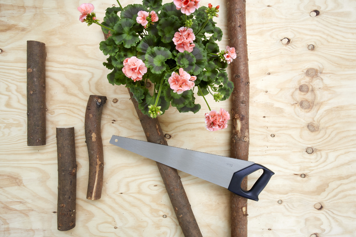 doma narejene lesene lestve z obešenimi steklenicami pelargonij101