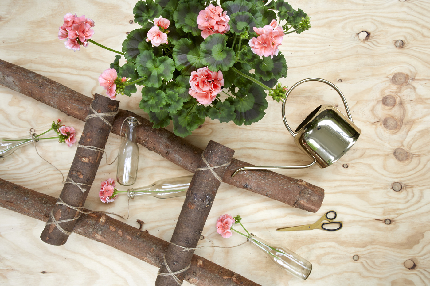 doma narejene lesene lestve z obešenimi steklenicami pelargonij103