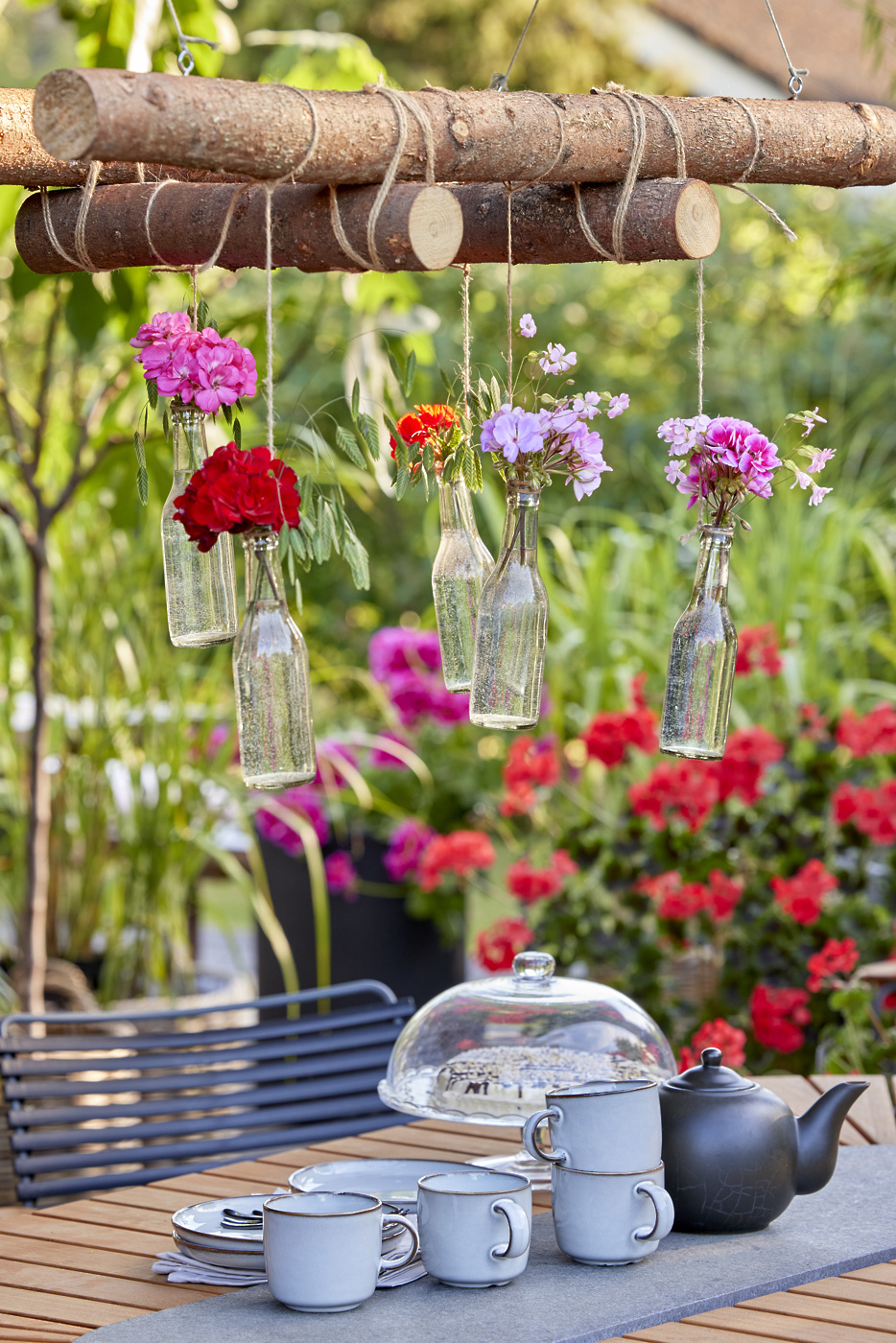 doma narejene lesene lestve z obešenimi steklenicami pelargonij104