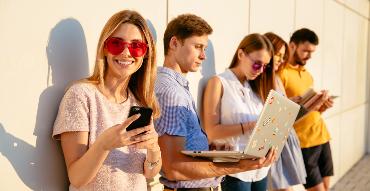 generacijazfotofreepikbeautifull-woman-pink-sunglasses-smiling-camera-using-mobile-phone