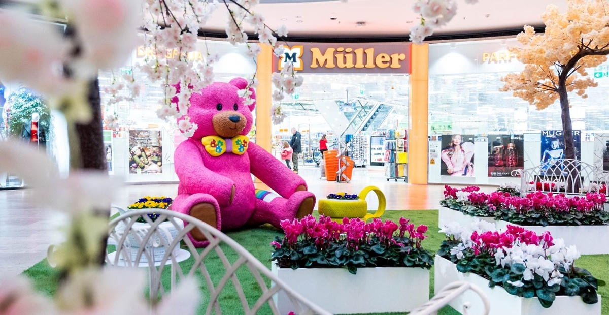 cvetlice-so-preplavile-hodnike-nakupovalne-destinacije-aleja