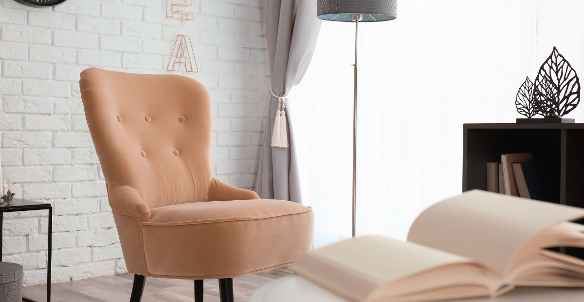 fotelj-pastelno-breskova-barva.jpeg