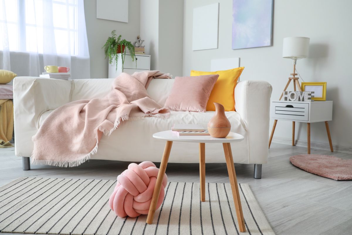 pohistvo pastelno breskova barva.jpeg