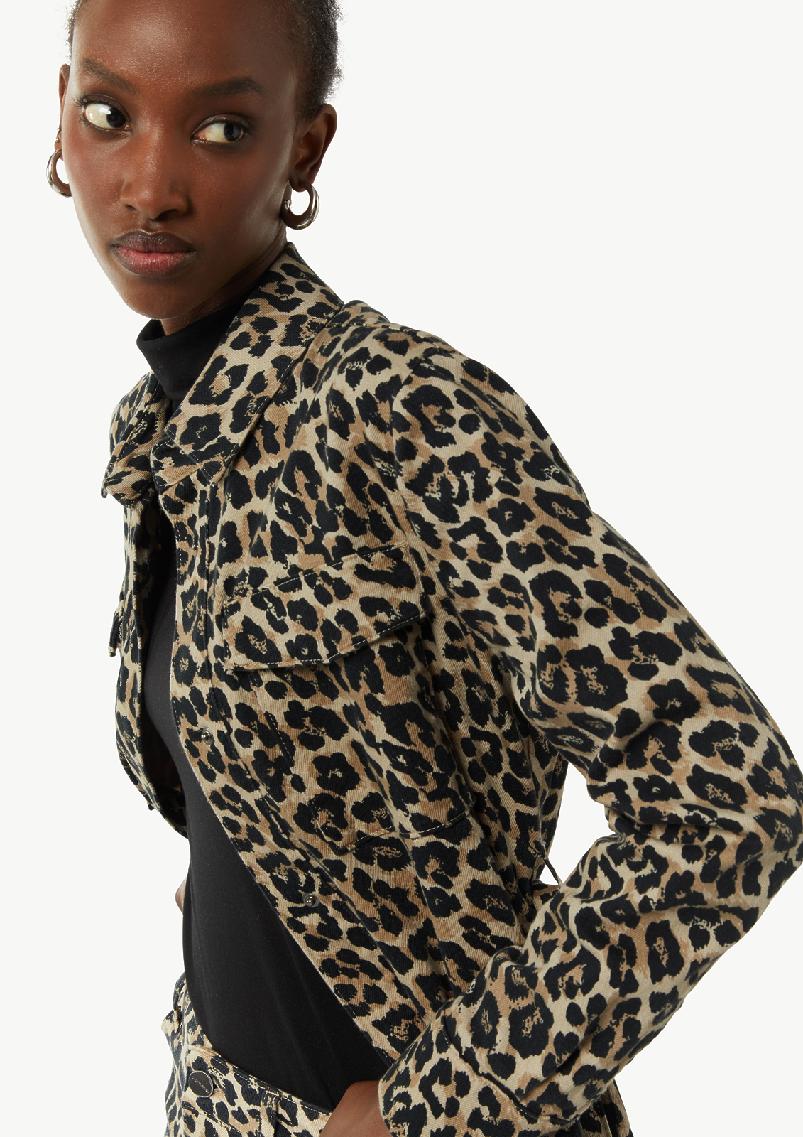 Modna jesen Comma v vzorcu leoparda